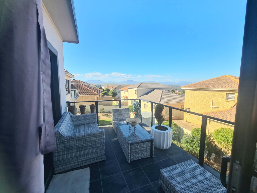 To Let 4 Bedroom Property for Rent in Hartenbos Heuwels Western Cape